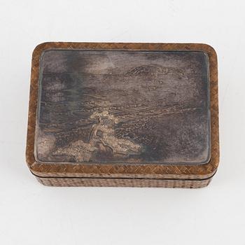 Ask med lock, trä, med inläggning av silver. Japan, Taisho, 1900-tal, signerad.