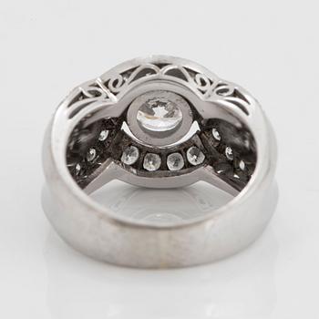 An 18K white gold ring set with round brillliant-cut diamonds with a total weight of ca 1.50 cts.