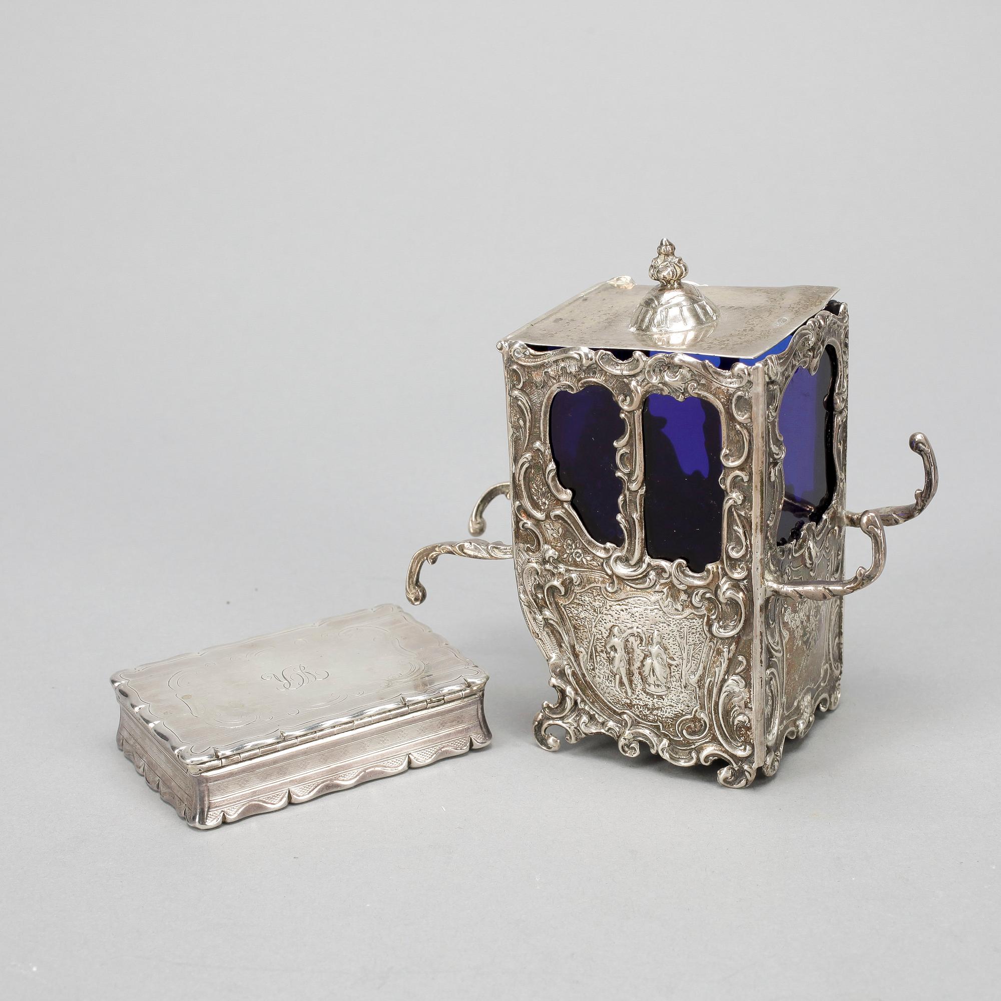 SENAPSKANNA/BEHÅLLARE SAMT SNUSDOSA, silver, bla England. Tot ca 240 gram.