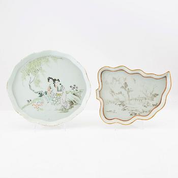 A set with two enamelled Chinese porcelain dishes, 20th century.