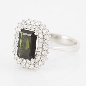 Ring in 18K gold with a green tourmaline and round brilliant-cut diamonds.