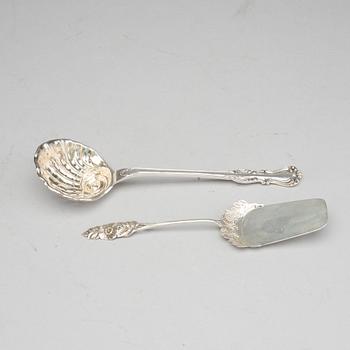 SOCKERSTRÖARE, 1855 och TÅRTSPADE, 1962, silver. Total ca 108 gram.