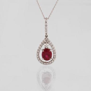 HÄNGE, 18K vitguld med fasettslipad rubin ca 0.87 ct samt briljantslipade diamanter ca 0.23 ct. Vikt 2,6 gram.