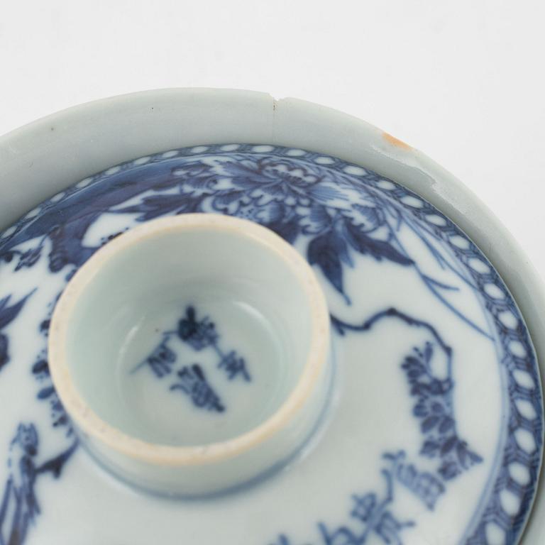 A blue and white Chinese cup with cover and stand, Qing dynasti, 19th century.