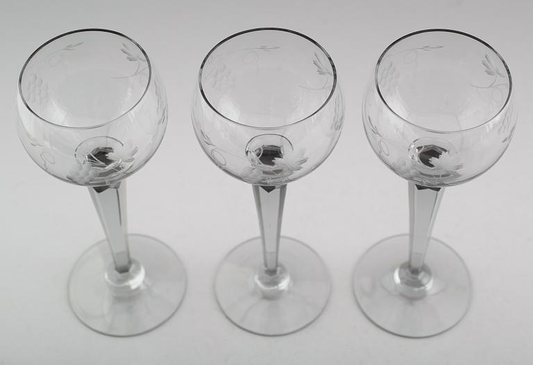 VITVINSGLAS, 12 st, röktonade, 1900-talets andra hälft.