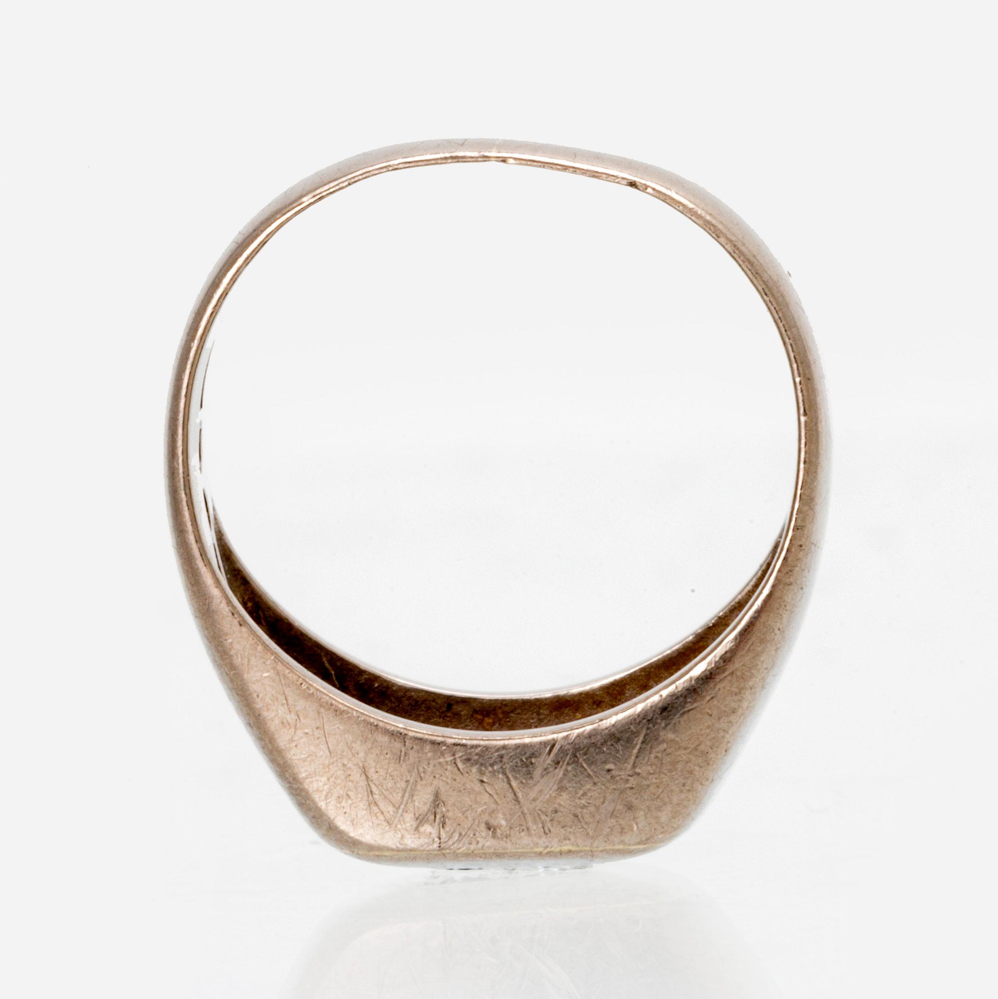 An 18K white gold ring with round brilliant cut diamonds.
