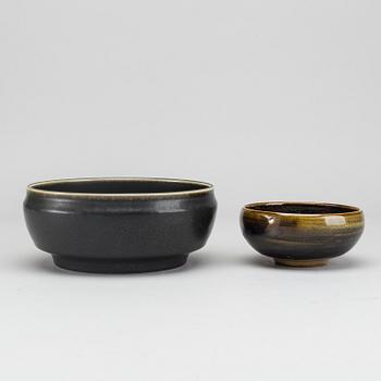 CARL-HARRY STÅLHANE, a set of two stoneware bowls later part of the 20th century.