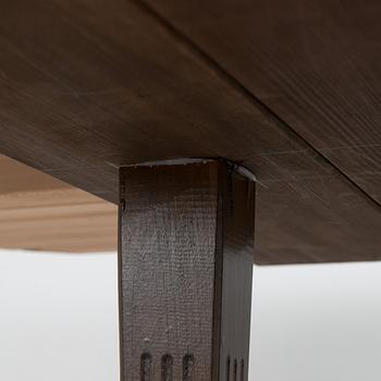 A dining table, Hepplewhite style, later half of the 20th century.