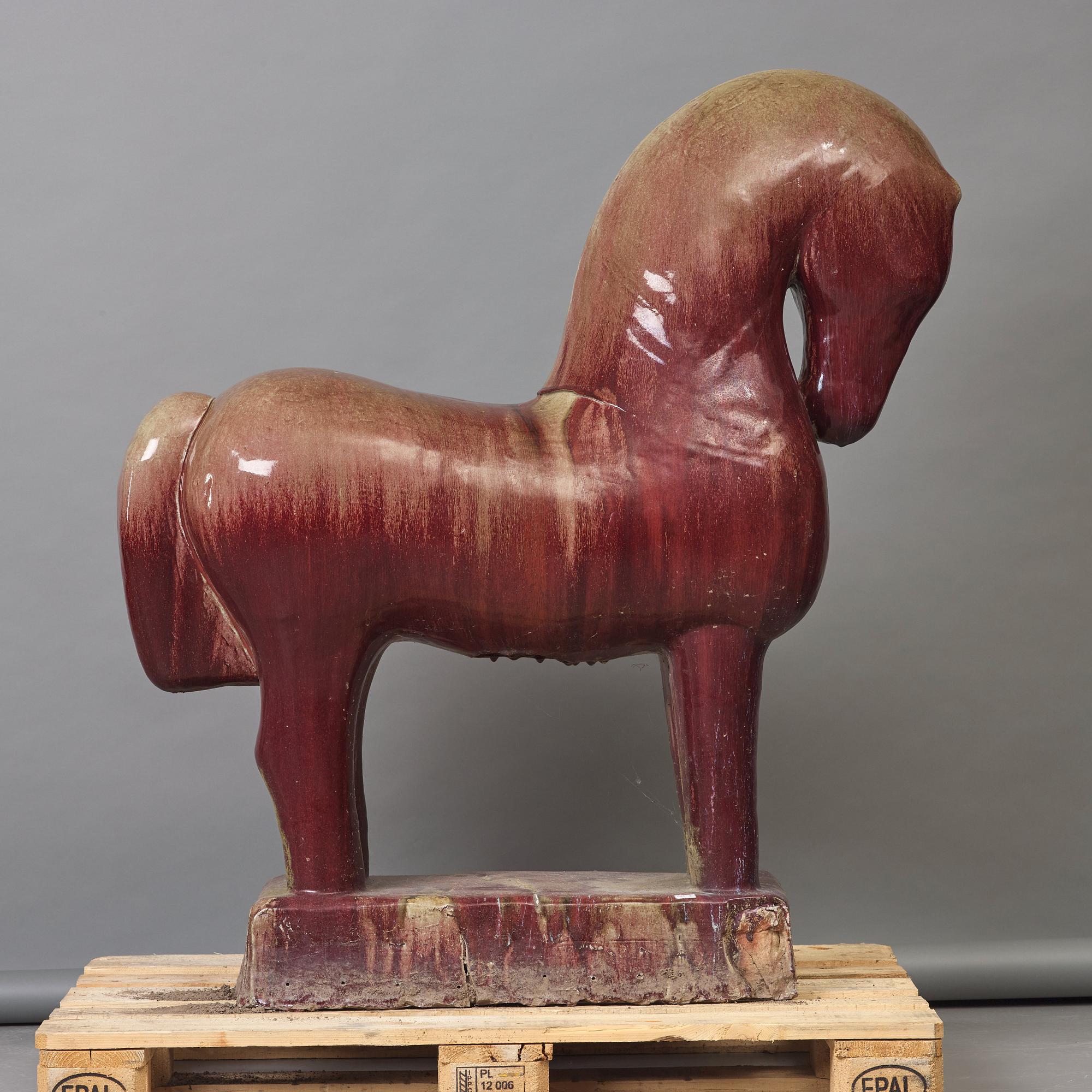Ulla & Gustav Kraitz, a large stoneware sculpture of a horse, Fogdarp, Förslöv.