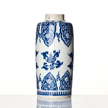 A blue and white vase, Qing dynasty, Kangxi (1662-1722).