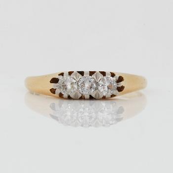 RING, 18K guld med 3 briljantslipade diamanter. Vikt 2,6 g.