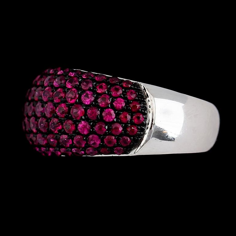 RING, 18K vitguld, rubiner tot ca 2.25 ct.