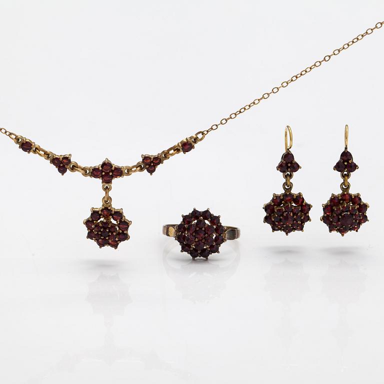 A ring, earrings and a necklace made of gilded silver and garnets.