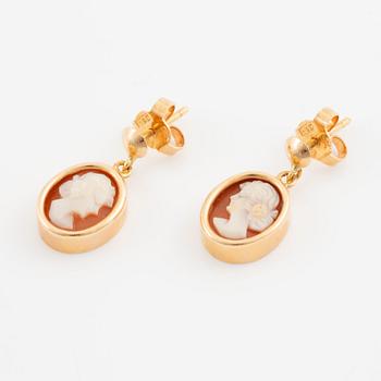 Two pairs of earrings and a ring, 18K gold and shell cameo.