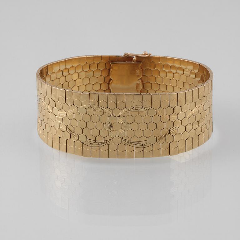 ARMBAND SAMT BROSCH, 18K guld med fasettslipade blå safirer och rubiner, Italien. Vikt 84,6 gram.