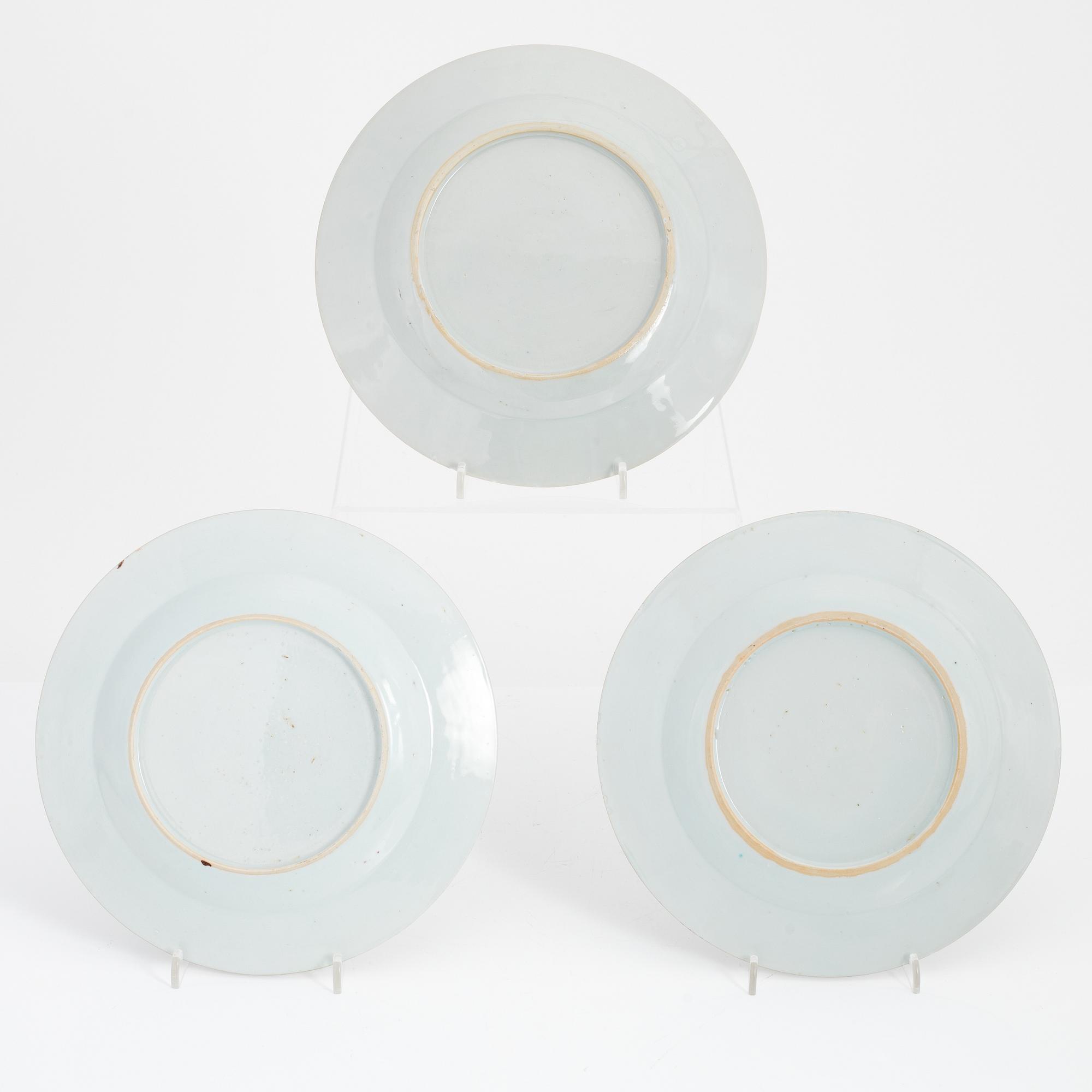 Tallrikar, 2+1 st, porslin, kompaniporslin. Kina, Qing dynastin, Qianlong (1736-95).