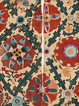 ANTIKT UZBEKISTANSKT SUZANI BRODERI. Två delar. 242,5 x 76 och 243,5 x 76,5 cm.