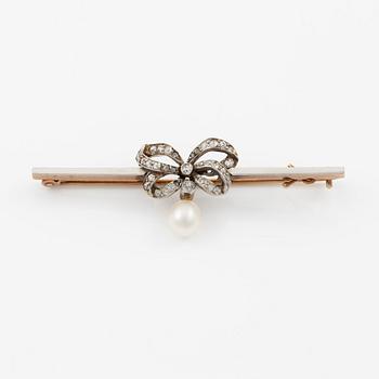 Brosch, 18K guld rosett med gammalslipade diamanter och pärla.
