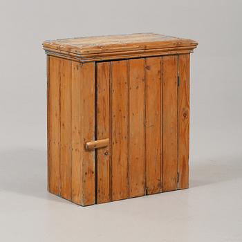 BRÄNNVINSSKÅP, 1800/1900-tal.