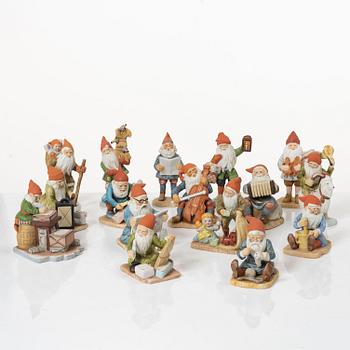 Jenny Nyström, efter, figuriner, 16 st, porslin, för Kalmar Läns museum.