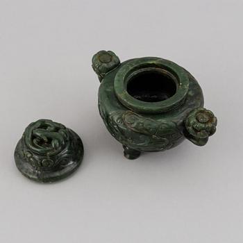 A Chinese bowenite/serpentine censer with cover, first half of 20th Century.