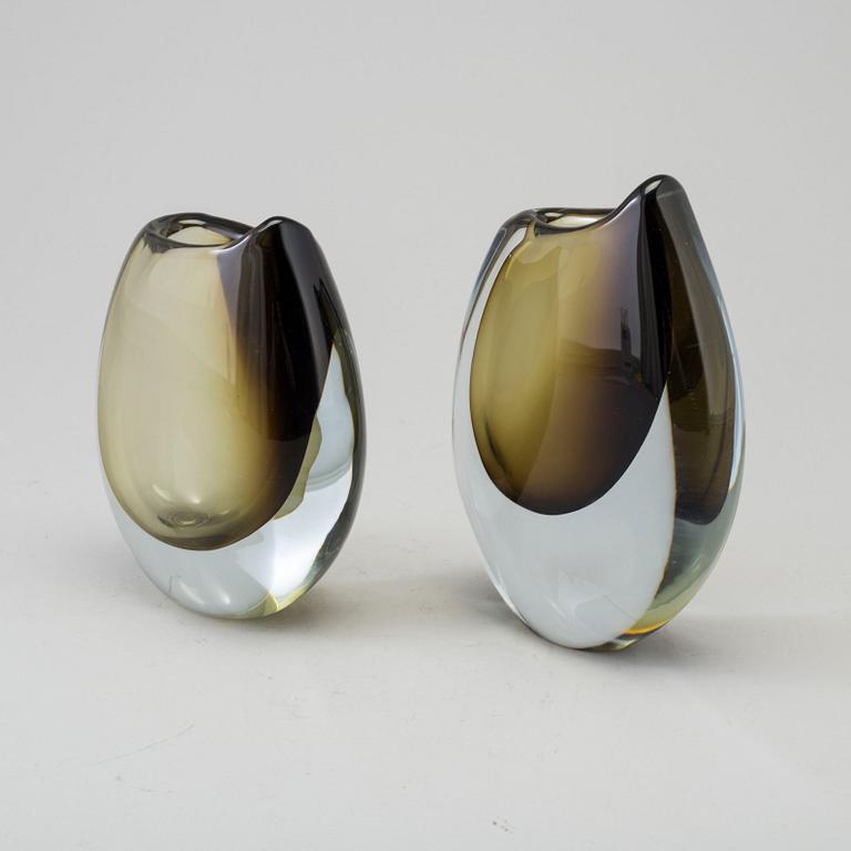 GUNNAR NYLUND, 2 glass vases, "Shark tooth", Strömbergshyttan.