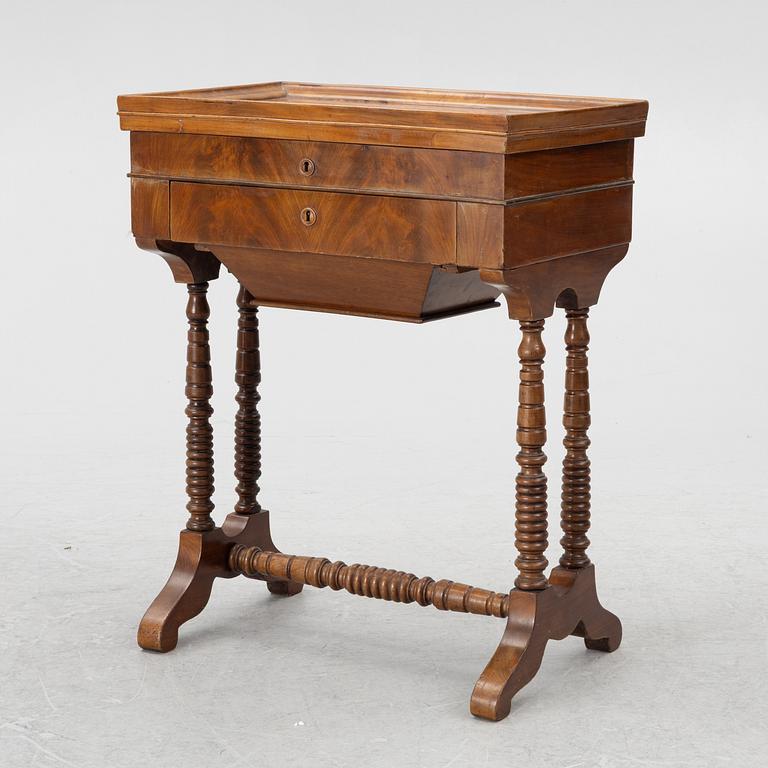 Sybord, empirestil, omkring 1900.