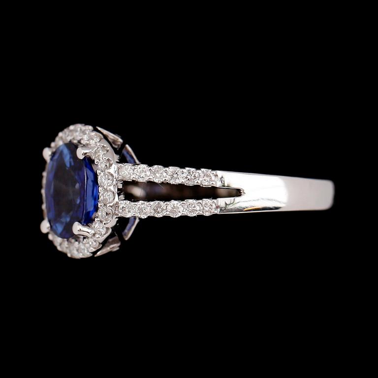 RING, 18 k vitguld, safir ca 0.97 ct, briljantslipade diamanter tot ca 0.30 ct.