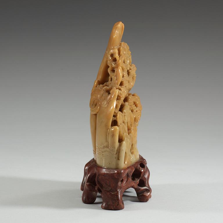 A soapstone sculpture and cup, Qing dynasty.