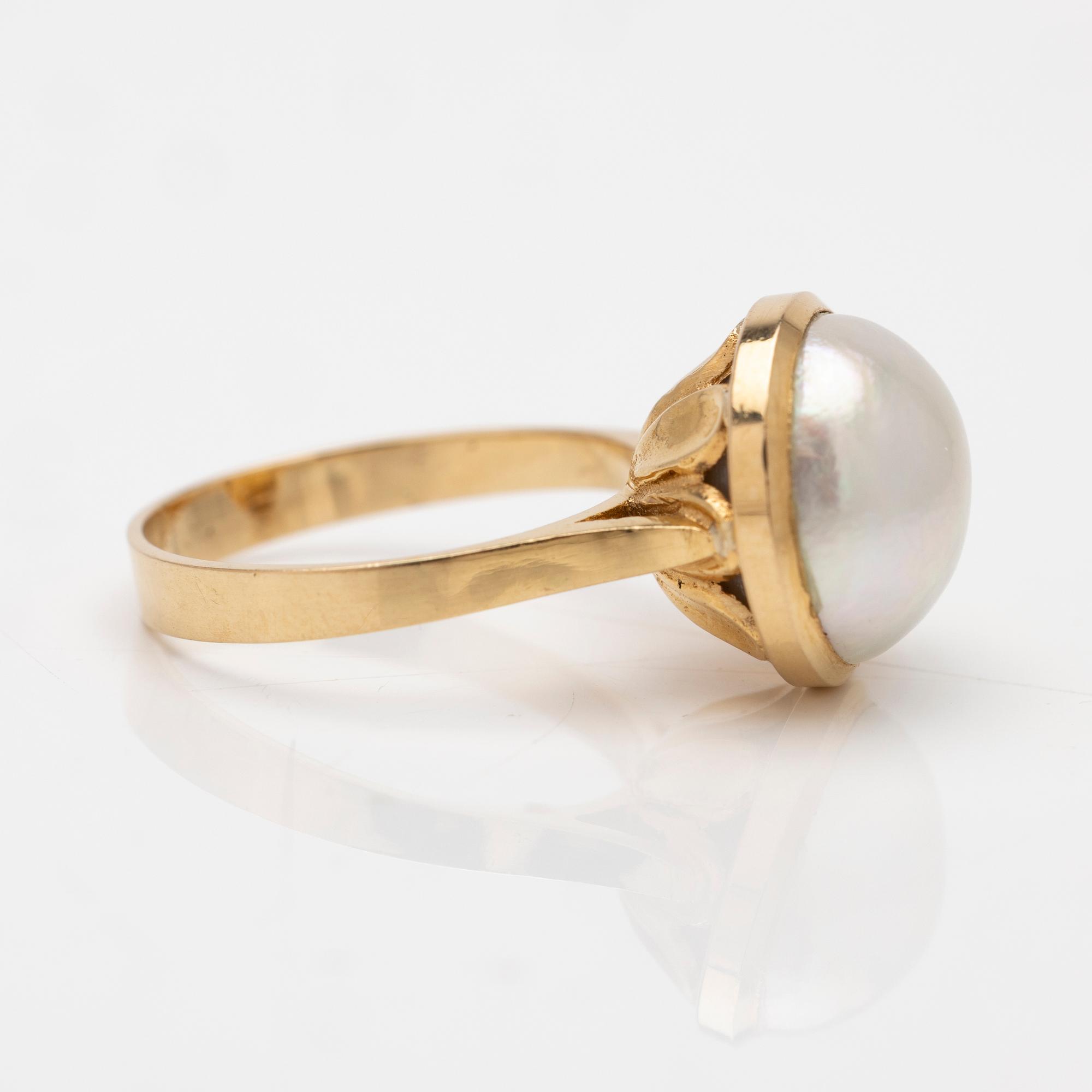 Ring 18K guld med en mabépärla.