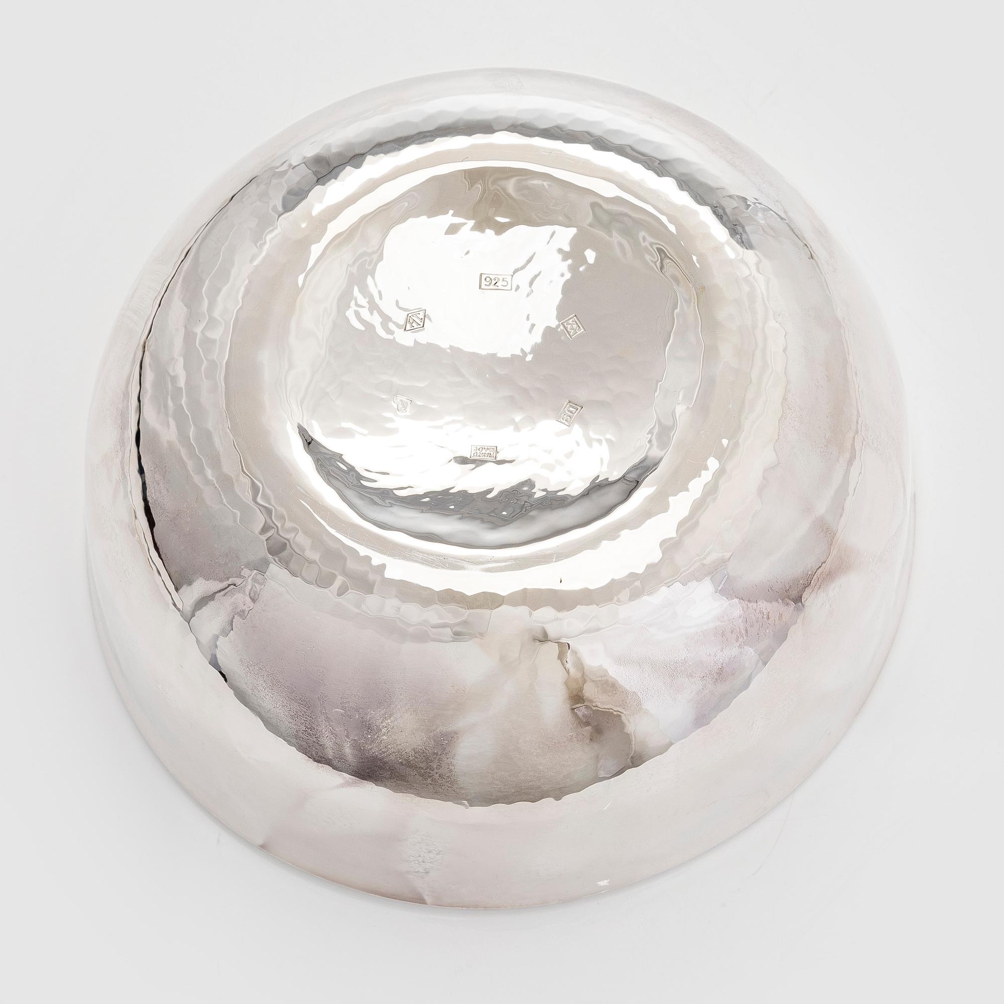 A. Tillander, malja, sterlinghopeaa ja emalia. Turku 2005.