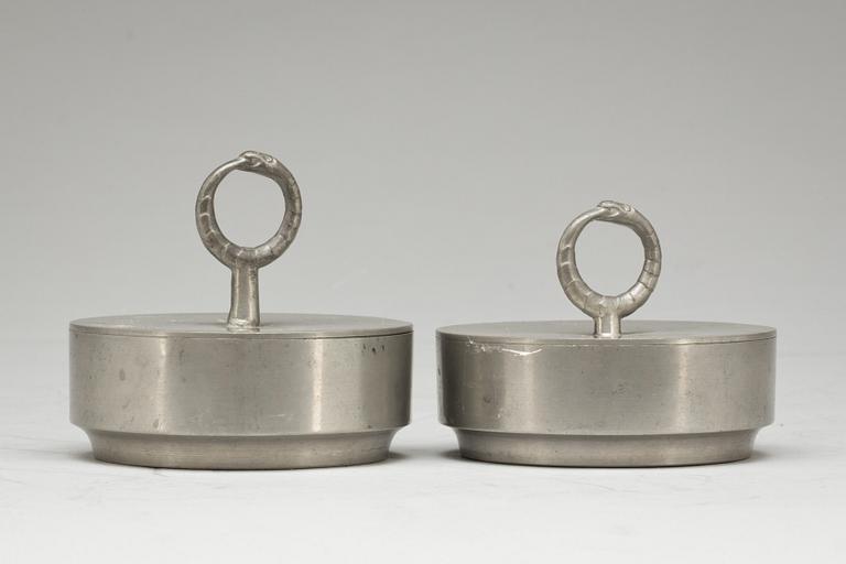 LOCKASKAR, 2 st snarlika, tenn, Firma Svenskt Tenn, 1930.