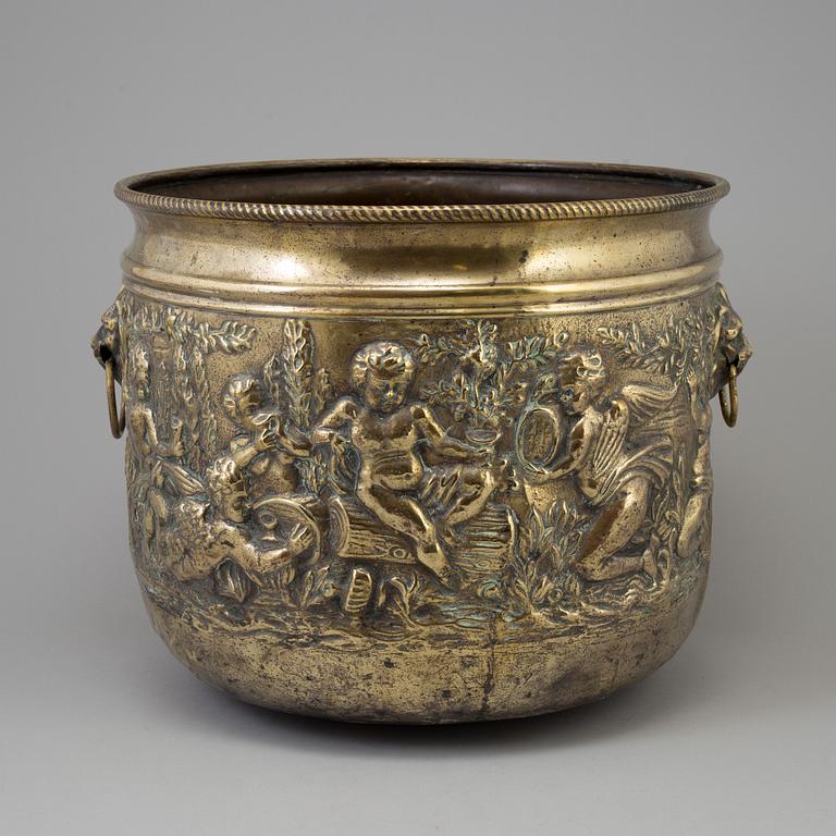 AN 18TH/19TH CENTURY BRASS FLOWER POT.