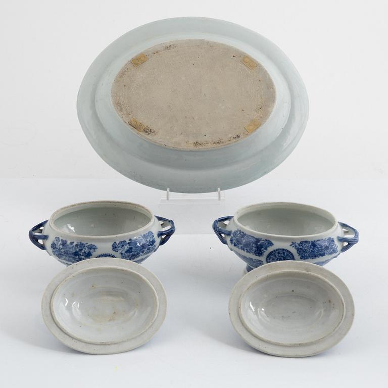 A pair of Chinese blue and white export porcelain small tureens with covers and a deep dish, Qing dynasty, Jiaqing.