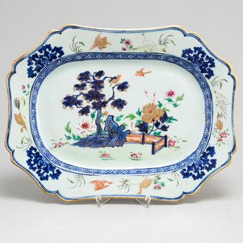 A famille rose export porcelain serving dish, Qing dynasty, Qianlong (1736-95).