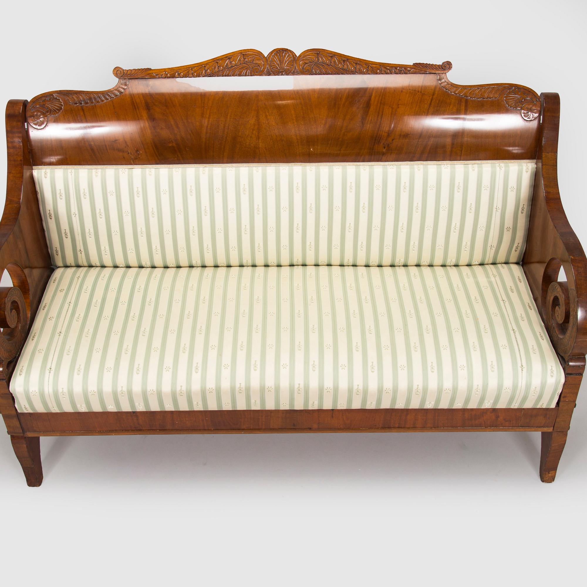 Sohva ja pöytä, biedermeier-tyyli, 1800-luvun loppupuoli.