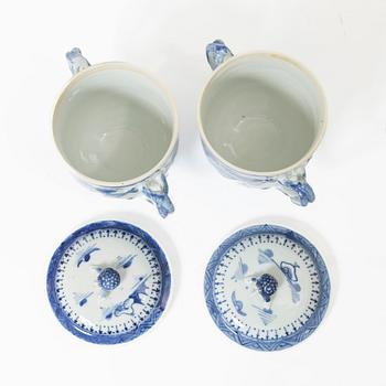 Mugg samt två muggar med lock, porslin, Kina, Qingdynastin, 1700-1800-tal.