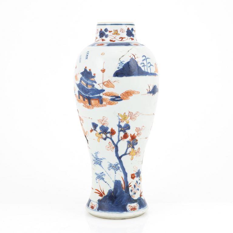 An Chinese imari-verte vase, Qing dynasty, Kangxi (1662-1722).