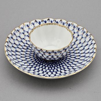 KAFFESERVISDELAR, 30 st, porslin, "Cobalt Net", Lomonosov, Ryssland, 1900-talets andra hälft.