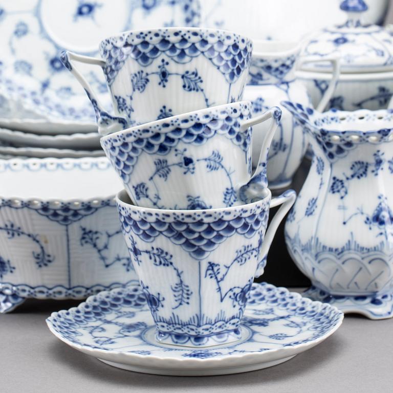 SERVISDELAR, Musselmalet, halvblond resp. helblond, Royal Copenhagen, ca 29 delar.