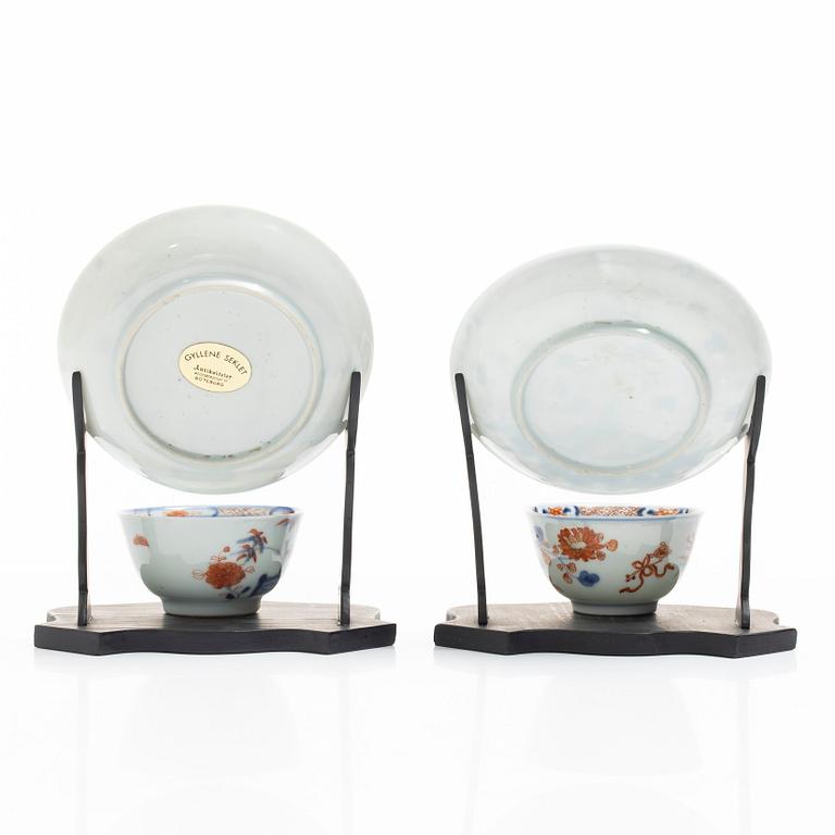 Koppar med fat, 2 st, med träställ, porslin, Kina, Qianlong (1736-95).