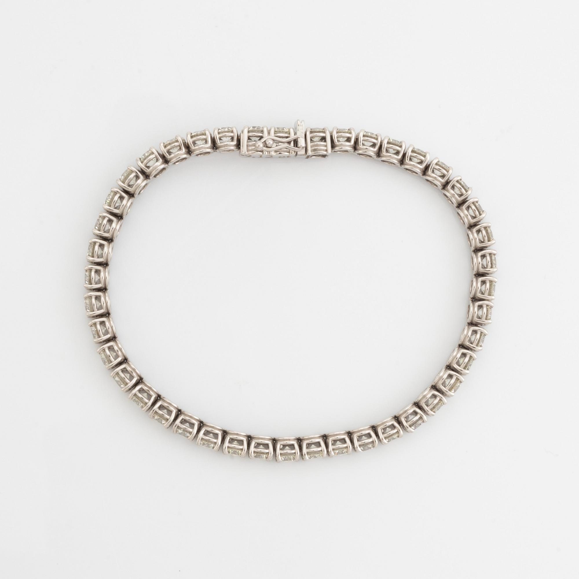 Tennisarmband med briljantslipade diamanter.