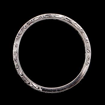 ALLIANSRING, 18 k vitguld, briljantslipade diamanter tot ca 0.66 ct.