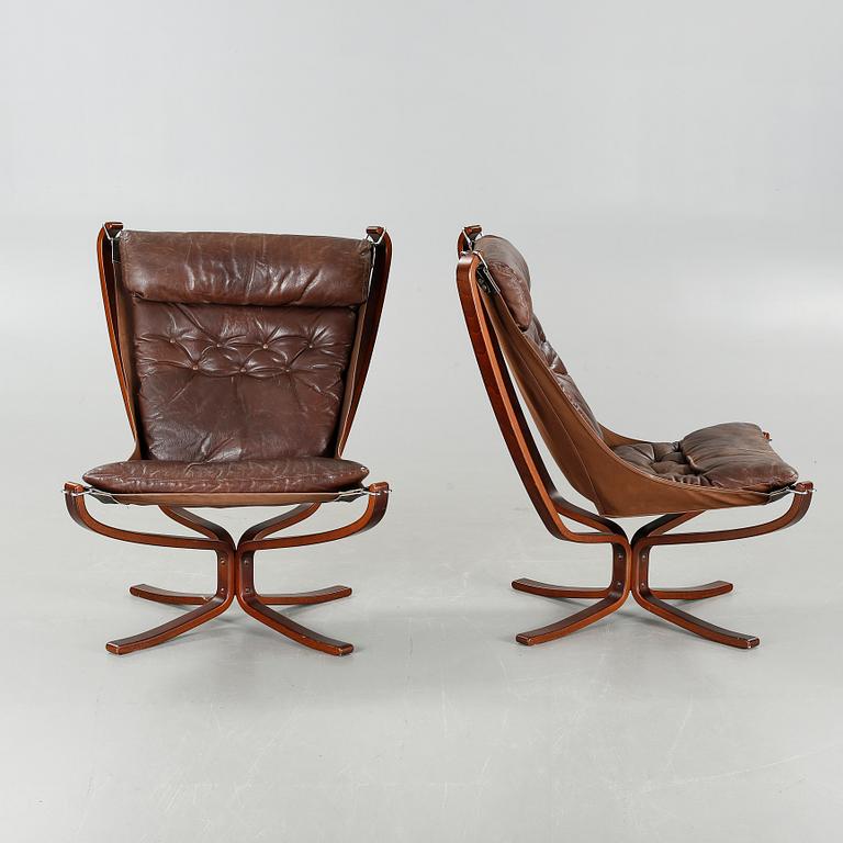 A pair of "Falcon" chairs and one table, desigend by Sigurd Resell for Vatne Lenestolfabrikk, in production from 1971.