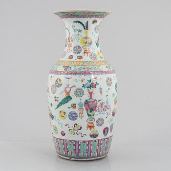A Chinese porcelain vase, late Qing dynasty.