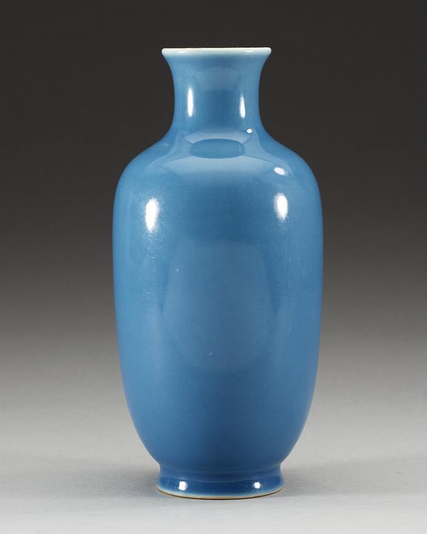 VAS, porslin. Qing dynastin, 1800-tal med Qianlongs märke.