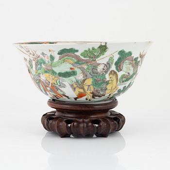 A Chinese famille verte bowl, Qing dynasty, 19th century.