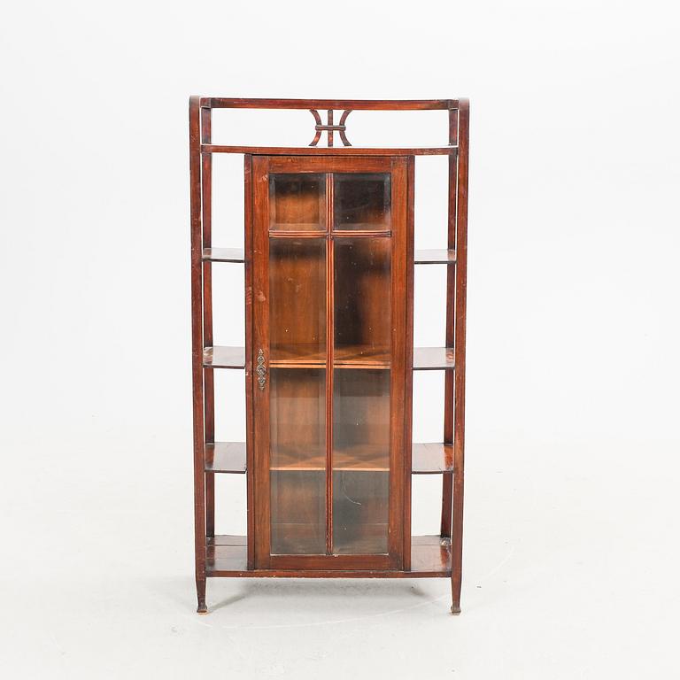 Vitrinskåp/hylla omkring 1900.