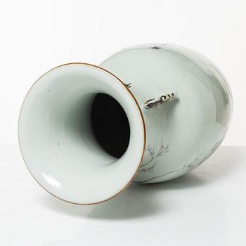 A porcelain vase, China, republic, 20th century.
