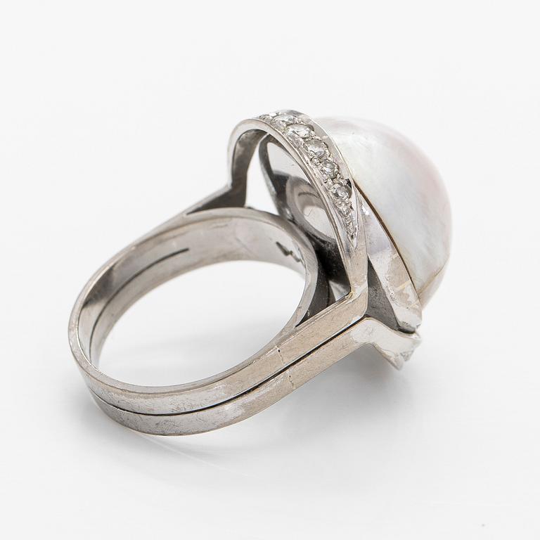 Ring set with a mabé pearl and brilliant- and 8/8-cut diamonds, 18K white gold. A. Tillander, Helsinki 1981.